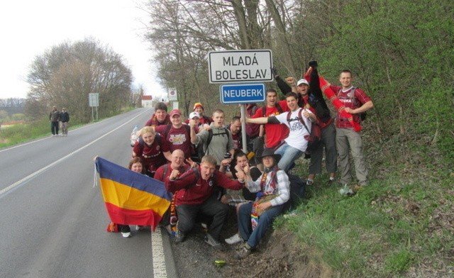 ZA SPARTOU DO BOLKY PĚŠKY - IX SENIORŮV MEMORIÁL ??? A je to tady! Po dvou covidových sezónách mohou konečně fanoušci i na venkovní stadiony a tak letos můžeme navázat na tradici turistických pochodů za Spartou do Mladé Boleslavi. Přidejte se i vy ? Start pochodu v neděli v 9:20 od fontány v Benátkách nad Jizerou. Více info v rychlopozvánce na našem webu spartaforever.cz #acsparta #spartaforever #spartatempo